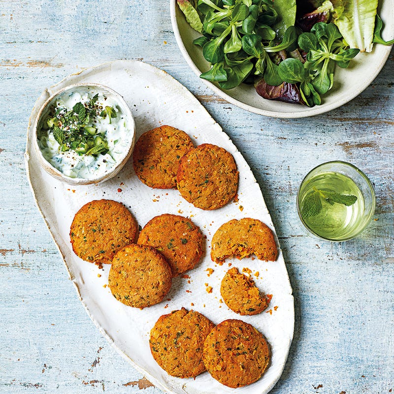 Bohnen Fritters mit Joghurt-Gurken-Dip