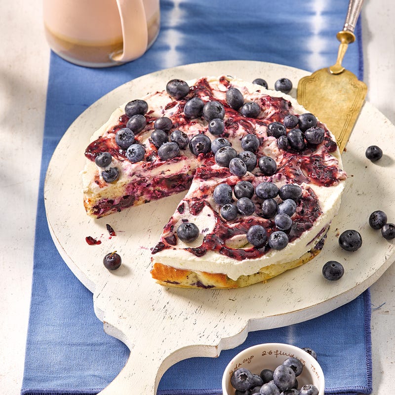 Buttermilchtorte mit Heidelbeeren