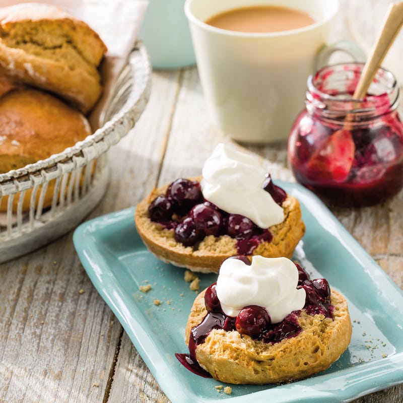 Earl Grey Scones mit Heidelbeerkompott