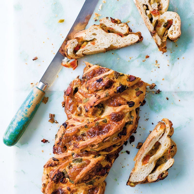 Hefezopf mit Tomaten und Oliven