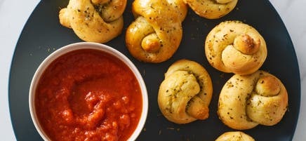 Nœuds de pain à l’ail à deux ingrédients style pizzeria