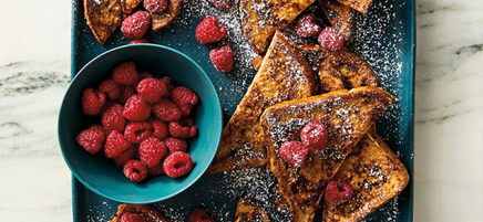 Pain doré à la cannelle et aux framboises