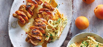 Brochettes de filet mignon aux abricots et coleslaw