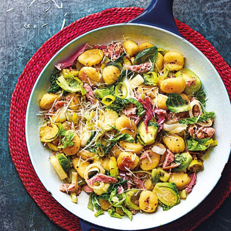 Knusprige Gnocchi mit Rosenkohl und Schinken