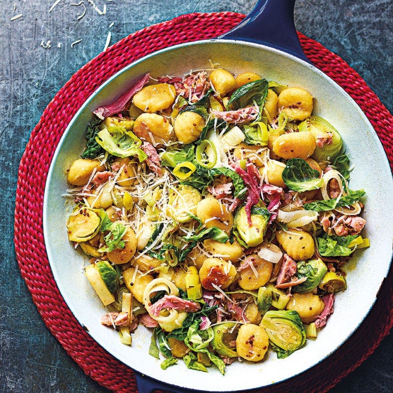 Knusprige Gnocchi mit Rosenkohl und Schinken