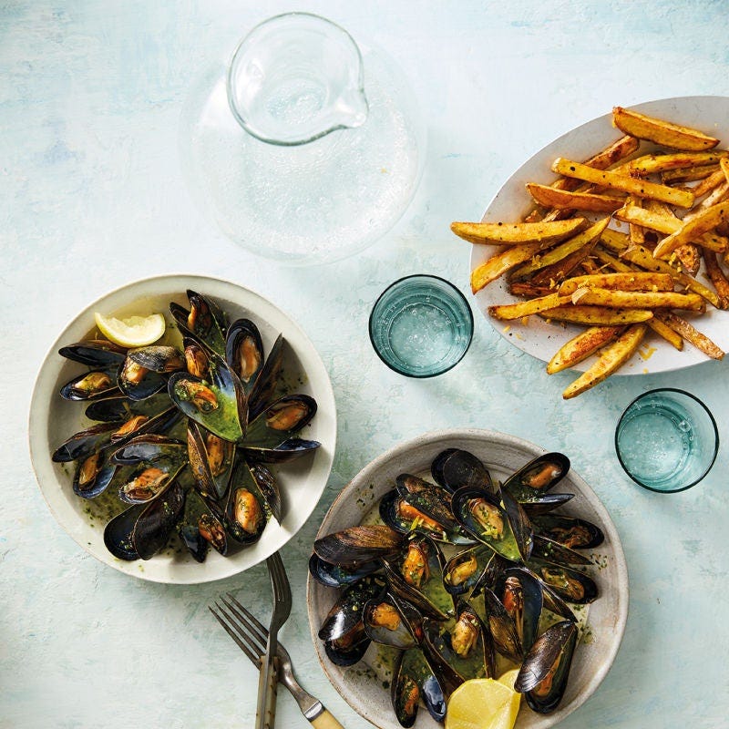 Muscheln mit Pesto-Sud & Ofenpommes