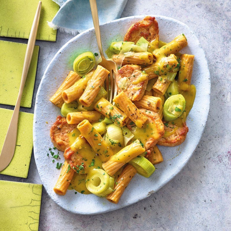 Pasta mit Curry-Lauch-Sauce und Schweinefilet