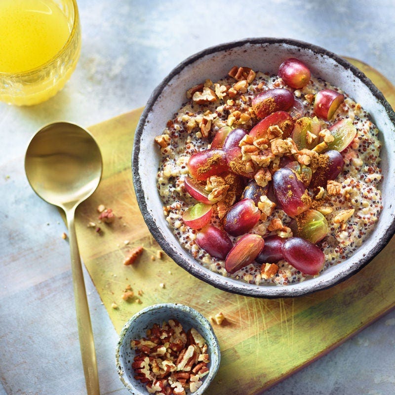 Quinoa-Porridge mit Trauben & Pekannüssen
