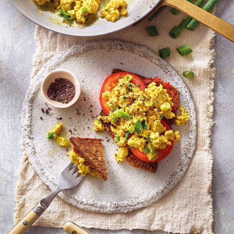 Veganes Rührei auf Vollkornstulle