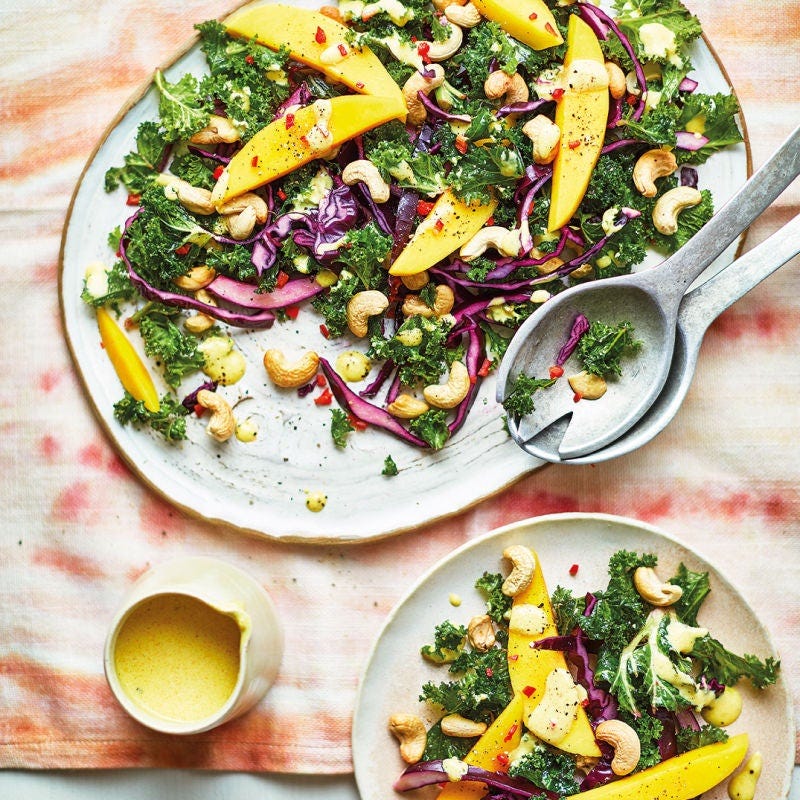 Bunter Salat mit Kohl, Mango & Cashews