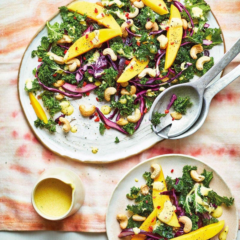 Bunter Salat mit Kohl, Mango & Cashews