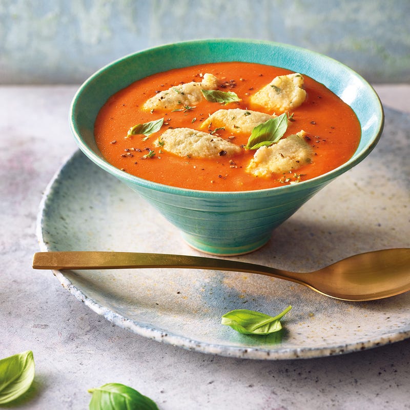 Aromatische Tomatensuppe mit Grießklößchen