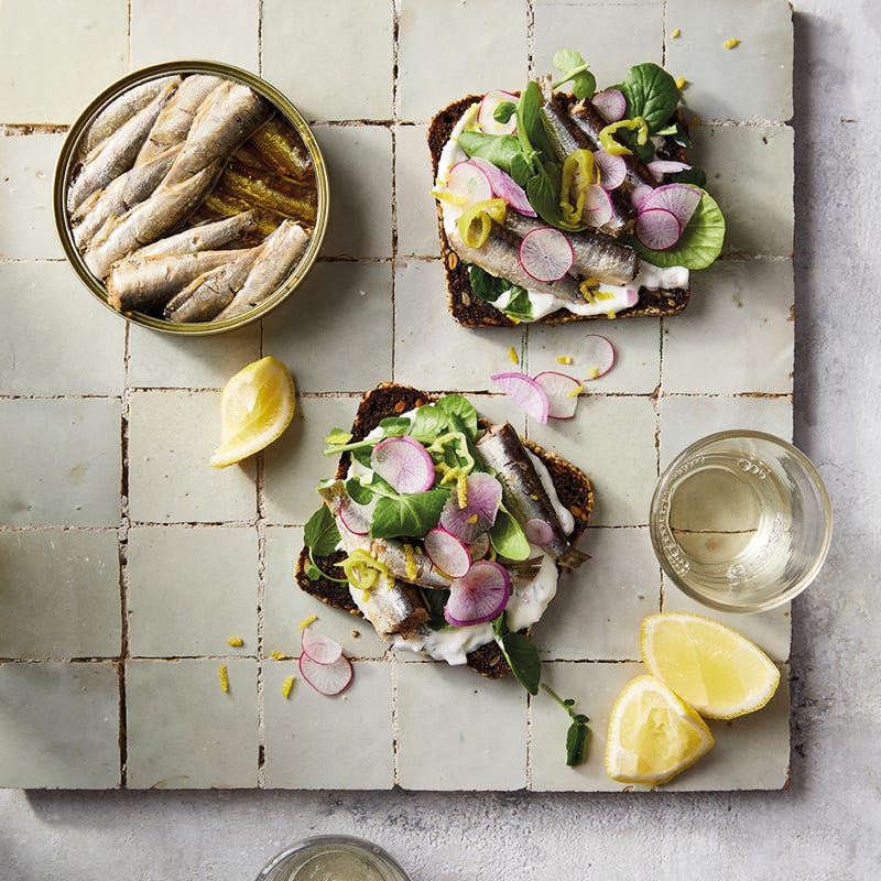 Vollkornbrot mit Radieschen & Sardinen