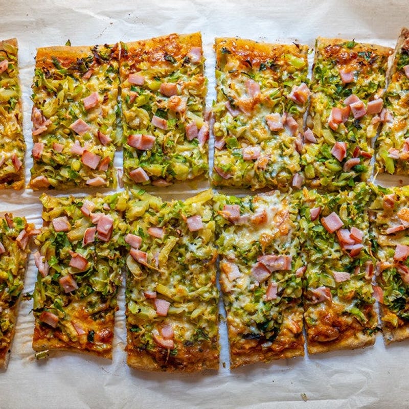 Photo de Pizza sur plaque aux choux de Bruxelles et au bacon à cinq ingrédients par WW
