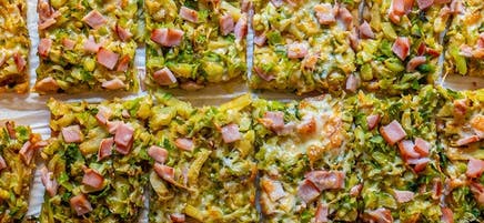 Pizza sur plaque aux choux de Bruxelles et au bacon à cinq ingrédients