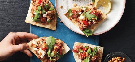 Quartiers de tortilla à la dinde avec roquette et pignons