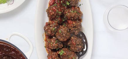 Boulettes de bœuf au boulgour dans une sauce aux tomates parfumée à la cannelle
