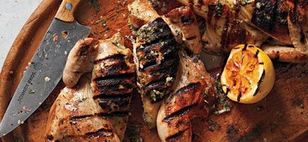 Poules de Cornouailles aux herbes sous une brique
