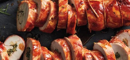 Dinde enrobée de bacon et farcie aux poireaux et aux herbes