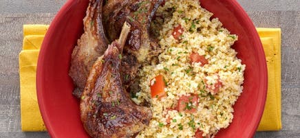 Côtelettes d’agneau à la menthe avec boulgour au citron