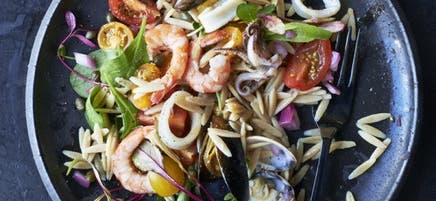 Salade de fruits de mer avec tomates et orzo
