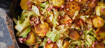 Spitzkohlpfanne mit Bratkartoffeln