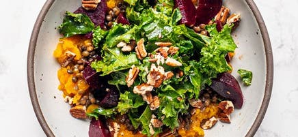 Bol de purée de courge d’hiver avec betteraves, lentilles, chou frisé et pacanes