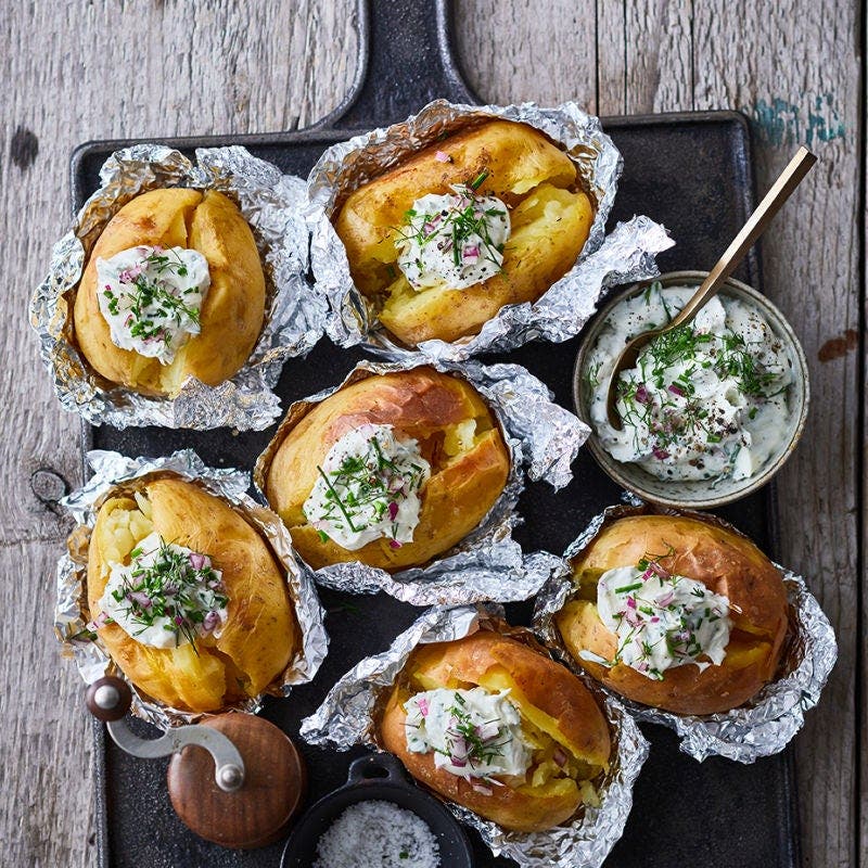 Folienkartoffeln vom Grill mit Kräuterquark