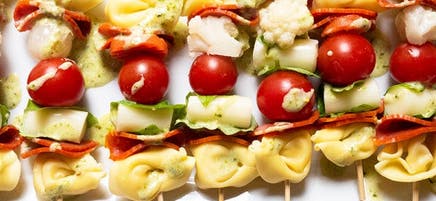 Brochettes de pâtes antipasto avec un filet de pesto crémeux