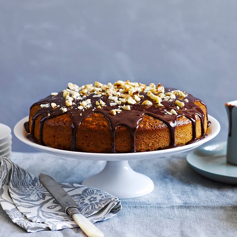 Photo de Gâteau au café et aux noisettes avec sauce au chocolat chaud par WW