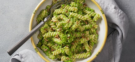 Pasta med ärtpesto och saltrostade solroskärnor