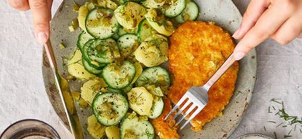 Veggieschnitzel mit Kartoffel-Gurken-Salat