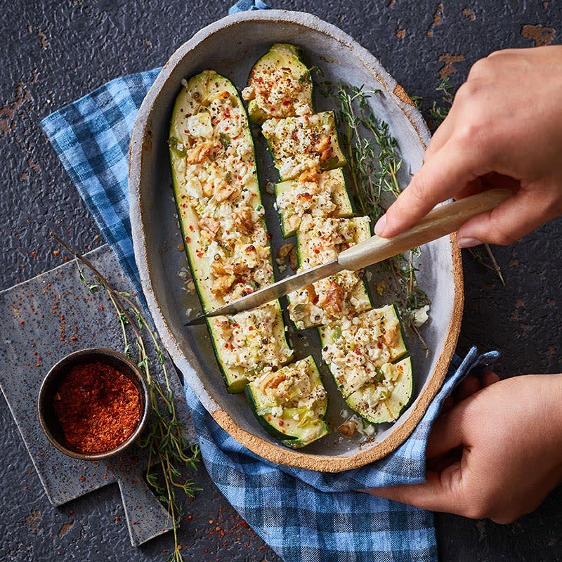 Gefüllte Zucchini mit Walnuss-Schafskäse-Füllung