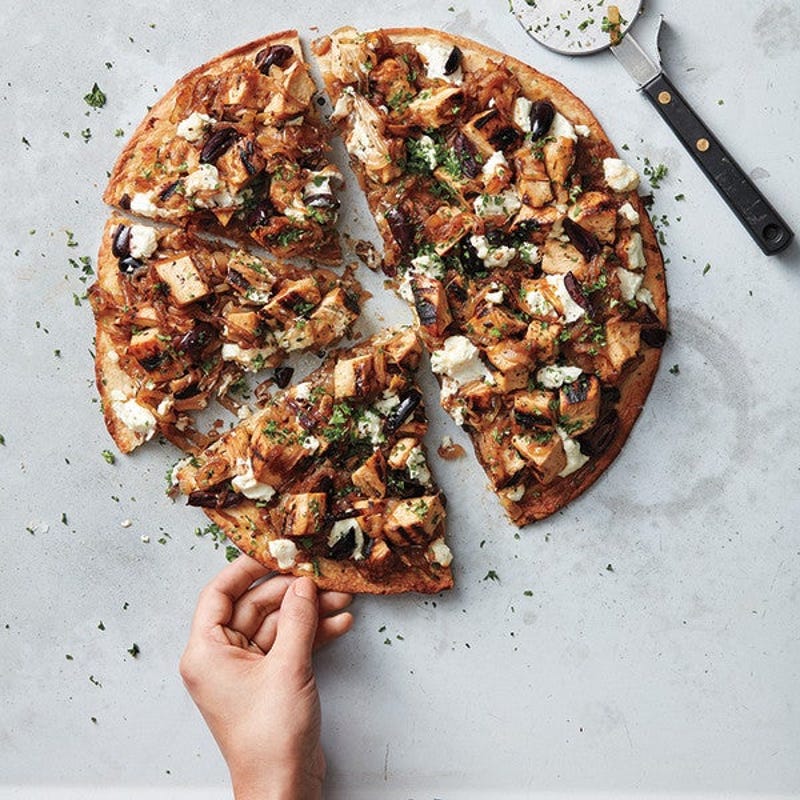 Pizza au poulet, oignons caramélisés et fromage de chèvre