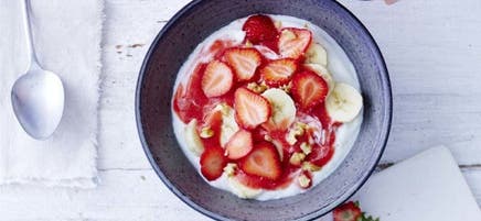Yogurt with banana, strawberries & walnuts