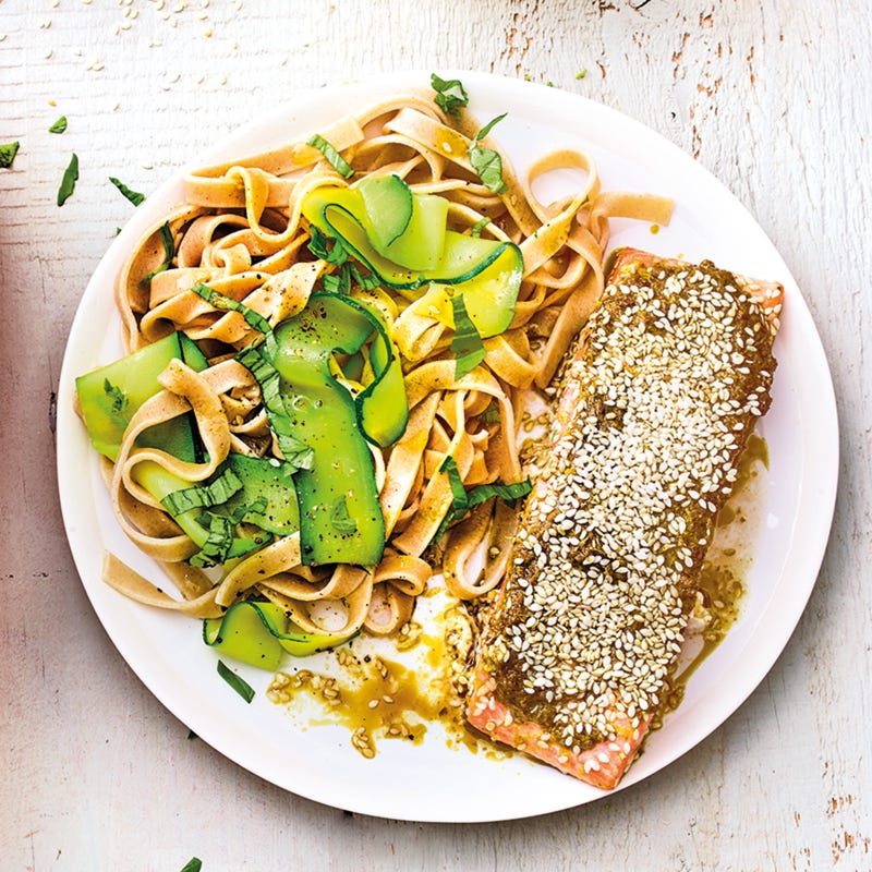 Lachs mit Sesam-Pesto-Kruste und Zucchininudeln