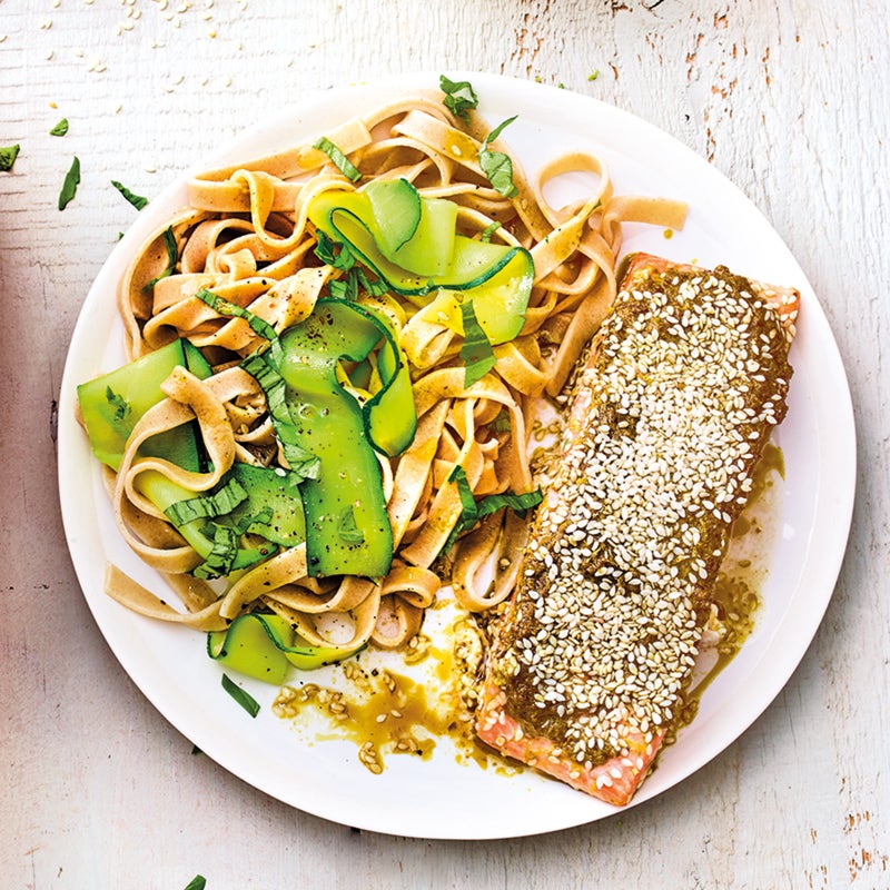 Lachs mit Sesam-Pesto-Kruste und Zucchininudeln