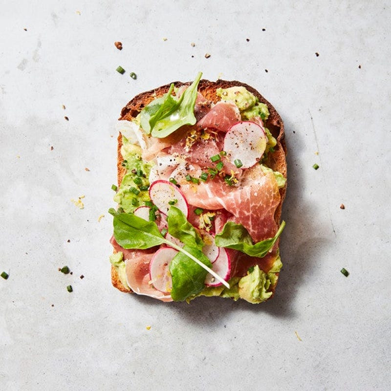Tartine grillée à l'avocat et au prosciutto