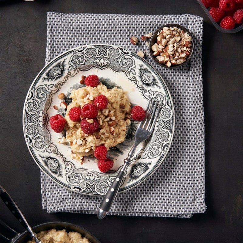 Œufs brouillés à la banane avec noix et framboises