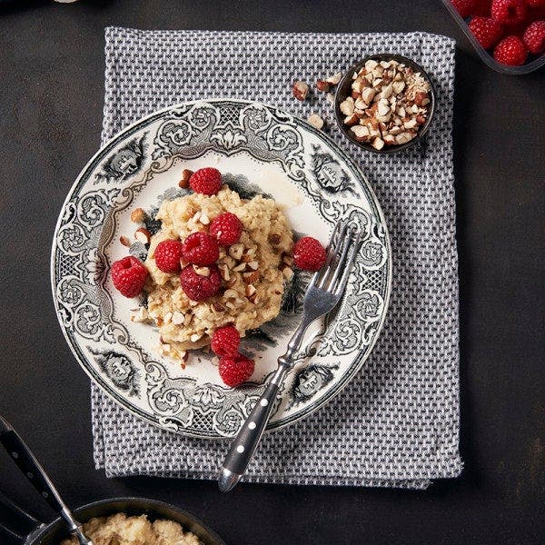 Œufs brouillés à la banane avec noix et framboises