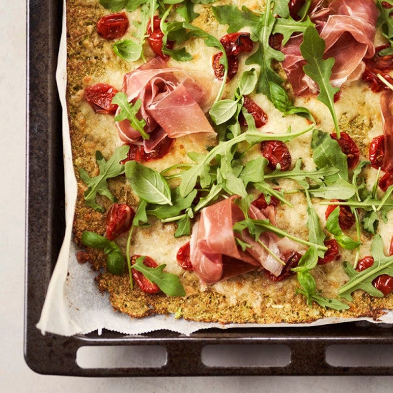Pizza de brocoli avec tomates rôties et jambon de Parme
