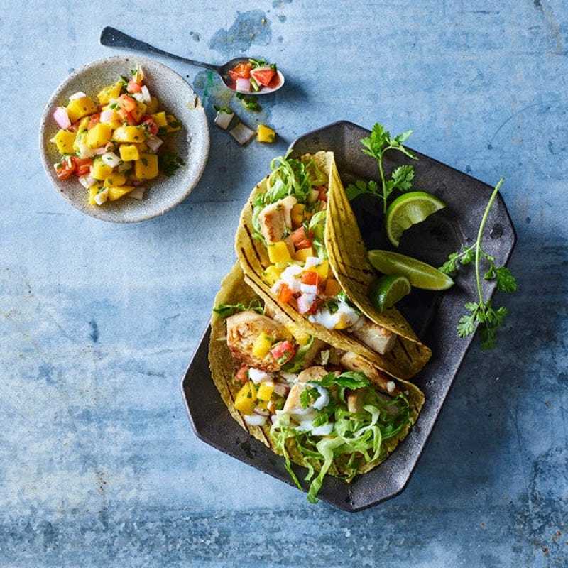 Tacos de poisson et sauce à la mangue