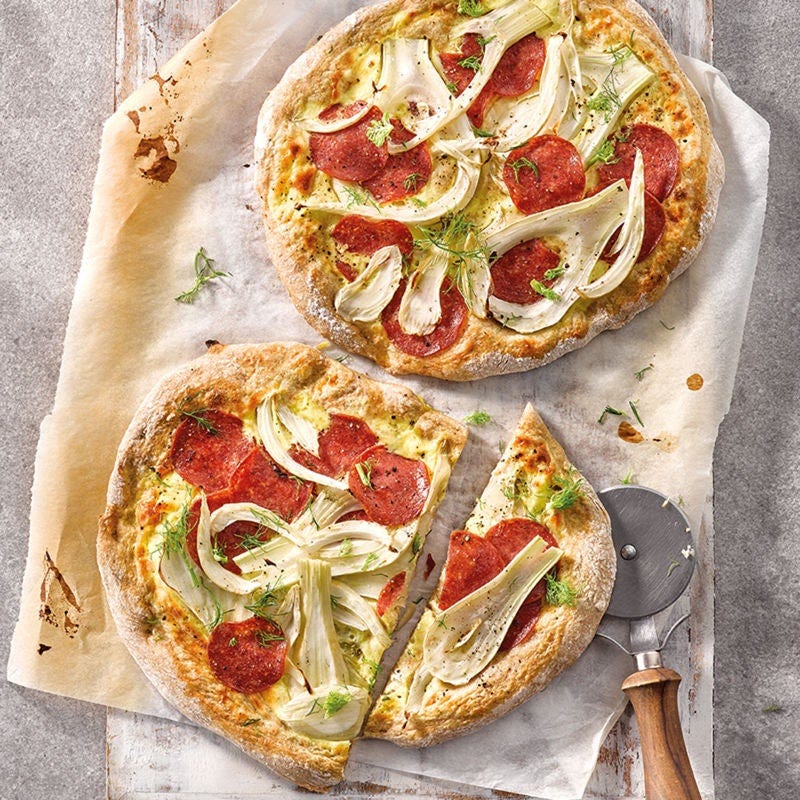 Fenchelpizza mit Salami