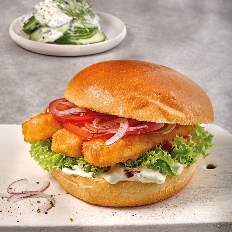 Fischstäbchen-Burger mit Gurkensalat