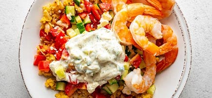 Bol de crevettes et d’écrasé de pois chiches à la grecque