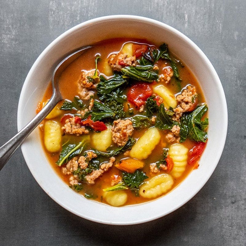 Photo de Soupe à cinq ingrédients à la saucisse, aux gnocchis et au chou frisé par WW