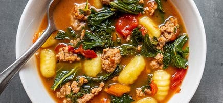 Soupe à cinq ingrédients à la saucisse, aux gnocchis et au chou frisé