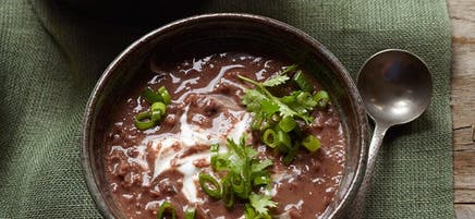 Soupe aux haricots noirs, au chili et à la lime