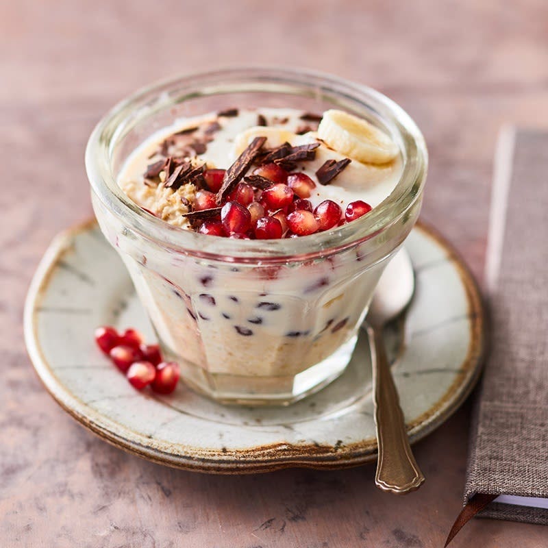 Vegane Overnight Oats mit Granatapfel und Schokolade