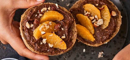 Pâte d'avocat au chocolat sur petit pain